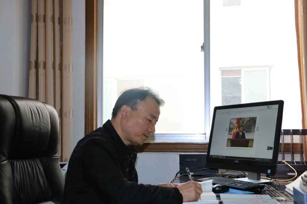 县审计局纪检组组长罗金根带头在网上学习党的十九大精神